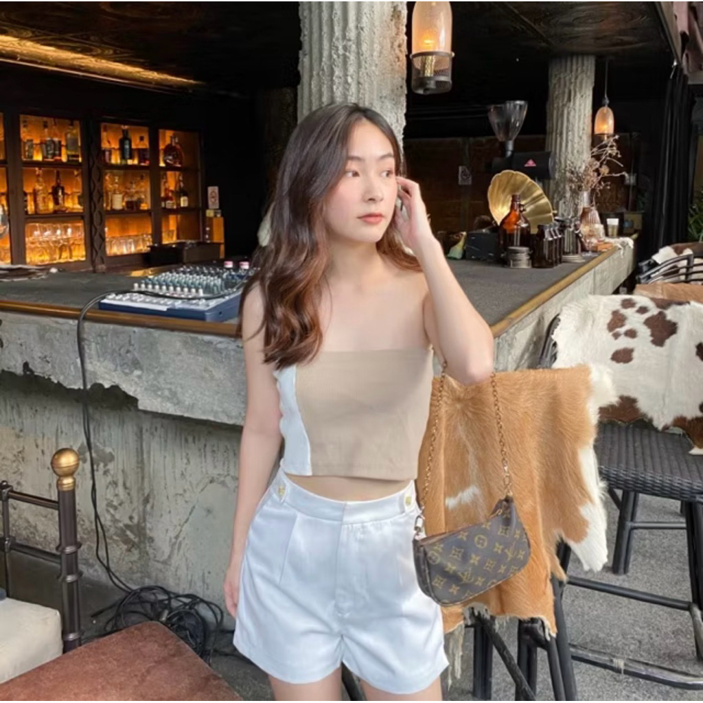 ส่งต่อ Taupe.bkk | เสื้อเกาะอก รุ่น Signature top สีทูโทน ขาว ครีม ผ้าร่อง เอวลอย everyday look ใส่ส