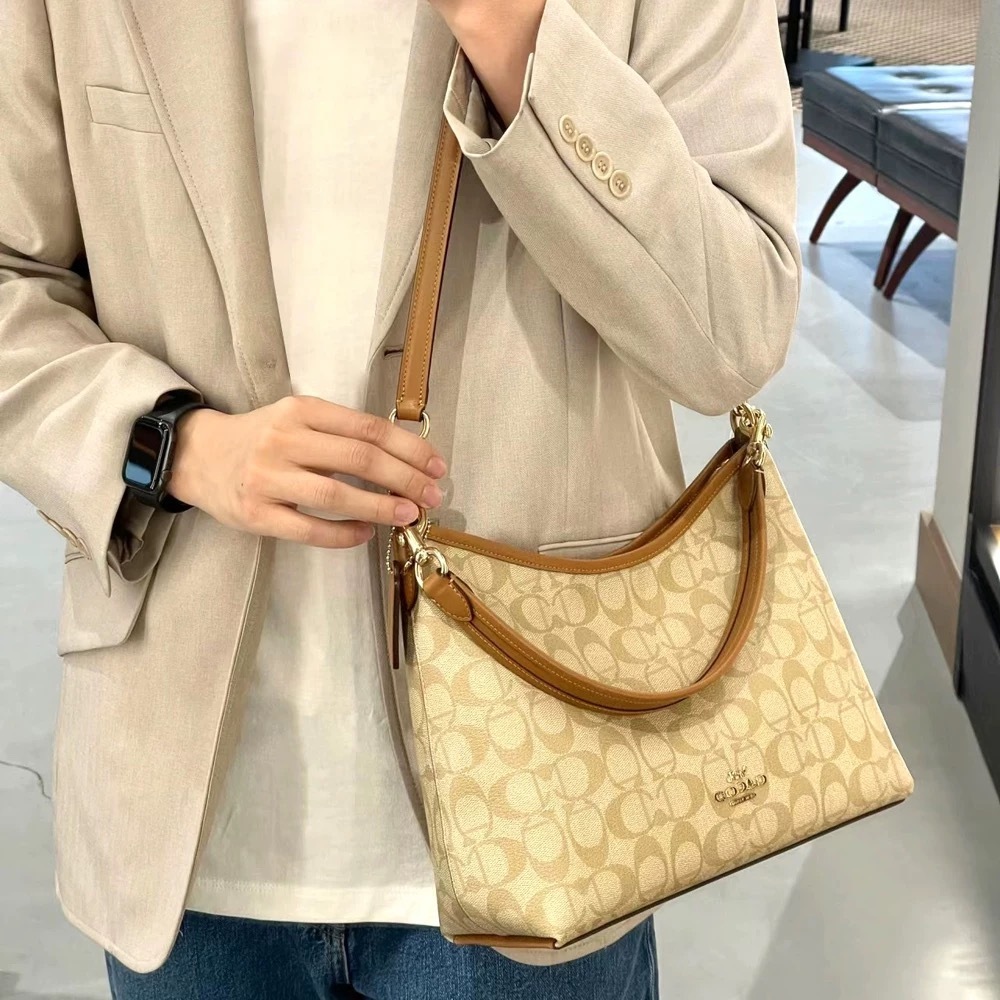 (สินค้าพร้อมส่งจากกรุงเทพฯ) CV-975 Laurel Shoulder Bag In Signature Canvas
