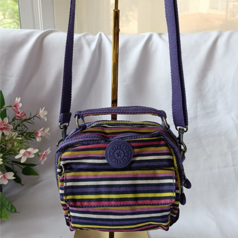 ♥️กระเป๋าผ้ามือสอง kipling แท้♥️สภาพ 80% size mini♥️ผ้าไนลอน (ไม่มีลิง)♥️ลายริ้วโทนม่วงชมพู สีสด♥️สา