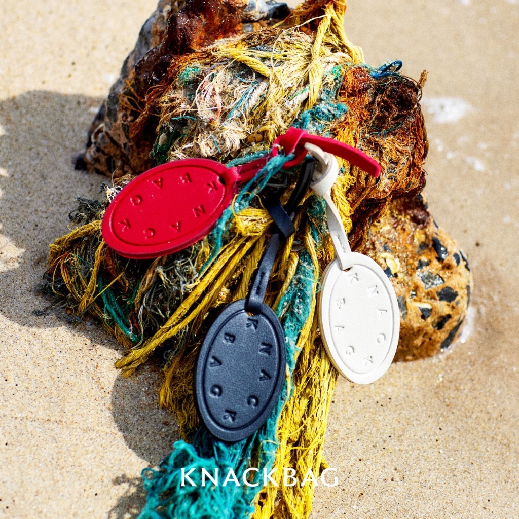 KNACKBAG - Knack Sunglasses Charm - ชาร์มซองเสียบแว่นตาและตกแต่งกระเป๋า รุ่นแน็คชาร์ม ปั้มโลโก้ หนัง