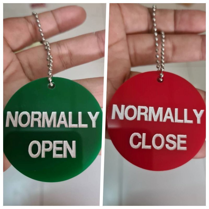 ป้ายแขวนวาล์ว สลัก Normally Open / Normally Close  Tag Valve ภาษาอังกฤษ  ป้ายอะคริลิค ขนาด 5 cm  หนา 3 mm