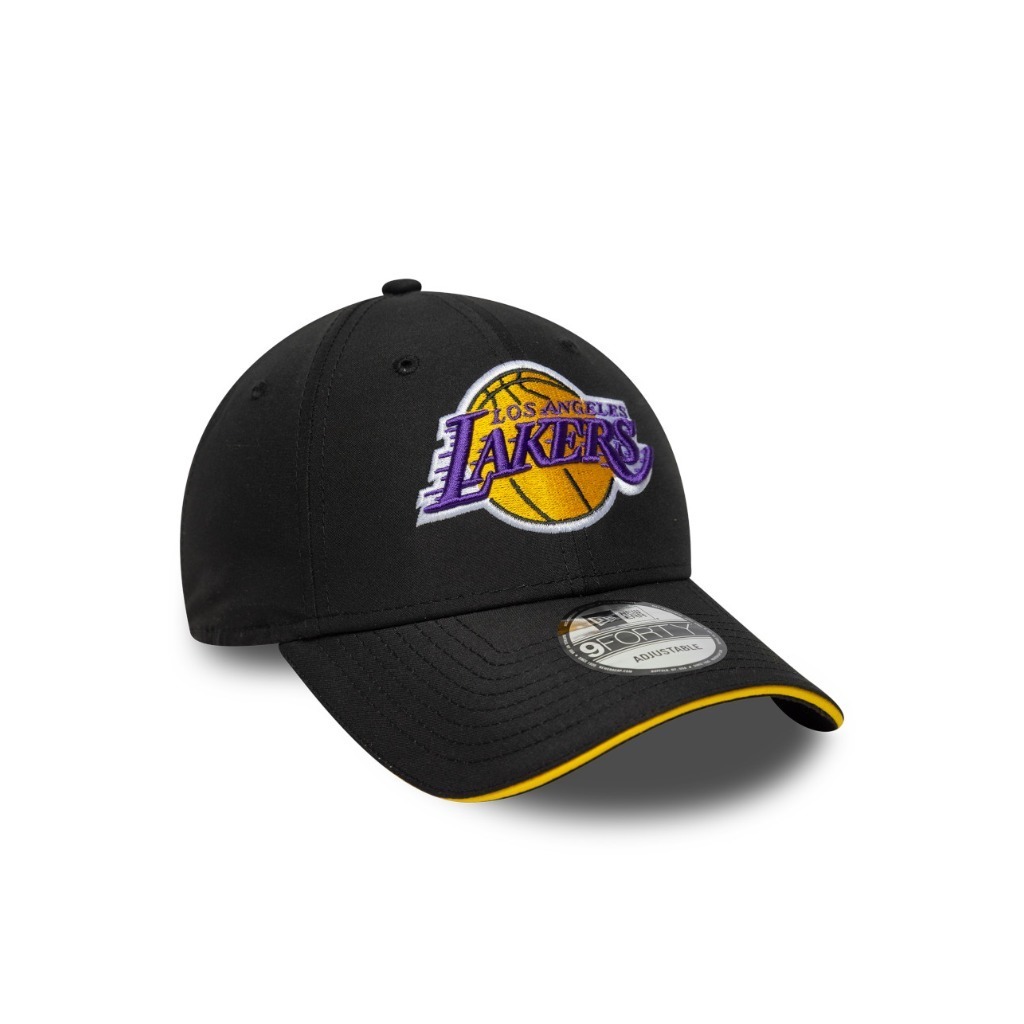 New Era قبعة 9Forty ‏Los Angeles Lakers مايكروفايبر خفيفة جداً — أسود — صورة 3
