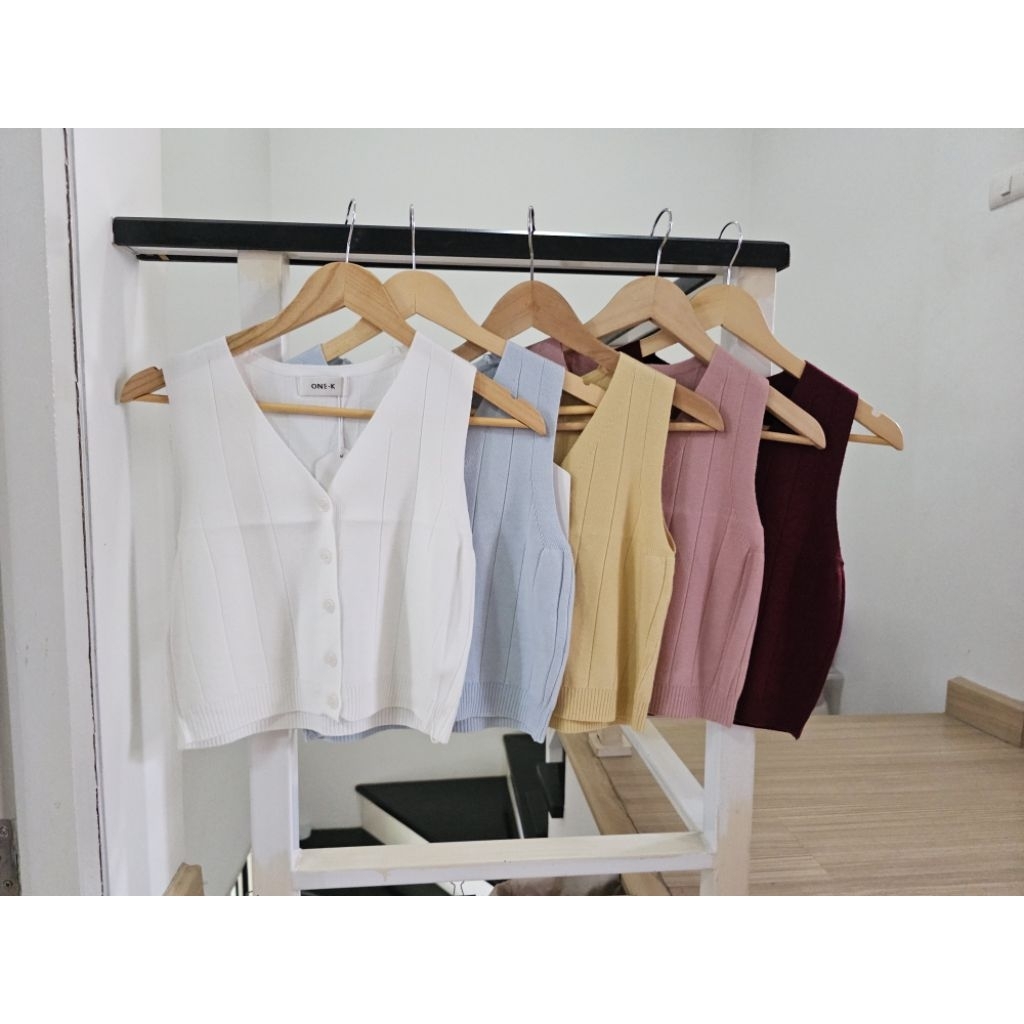 เสื้อไหมพรมแขนกุดครอปกระดุมหน้าOne-k