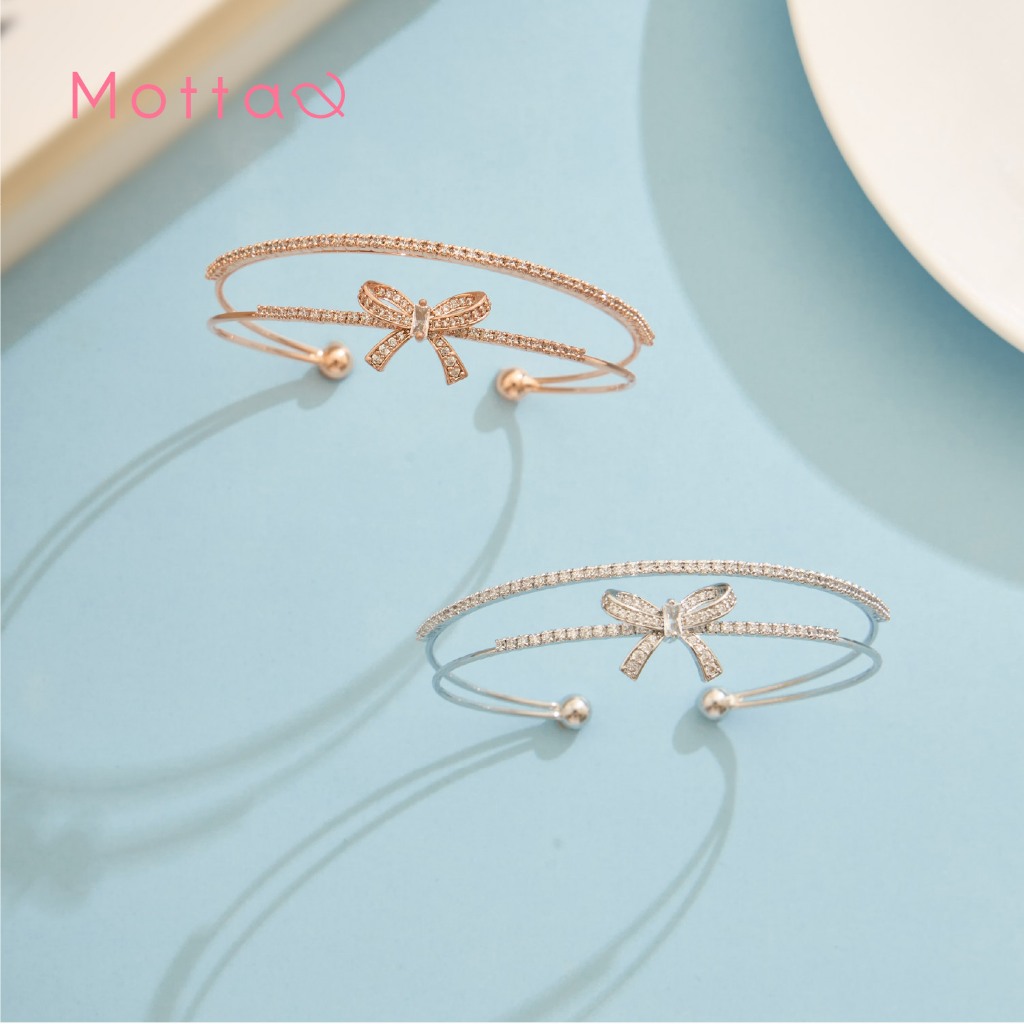 Motta Pearl & Ribbon Bangle กำไลข้อมือชุบทองคำขาว 2 เลเยอร์ มาพร้อมกับโบว์สุดน่ารัก