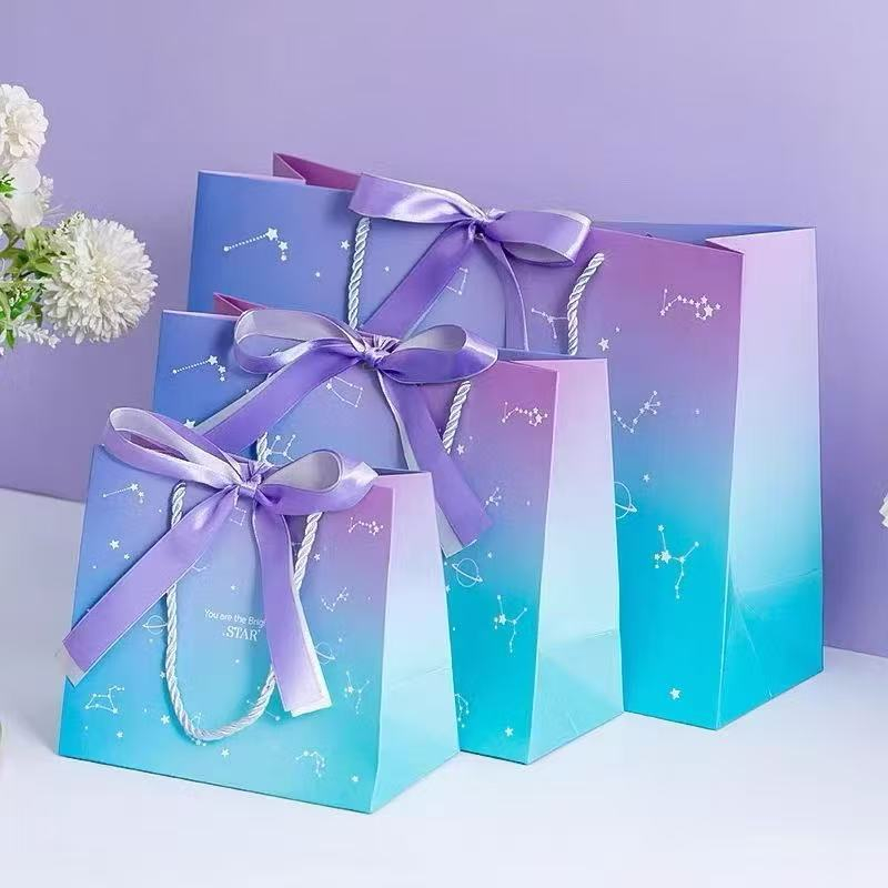 ✅ลายใหม่✅ถุงกระดาษสวย ผูกโบว์ ลายดาว สีชมพูฟ้า สดใสน่ารัก มี 3ขนาด พร้อมส่งในไทย