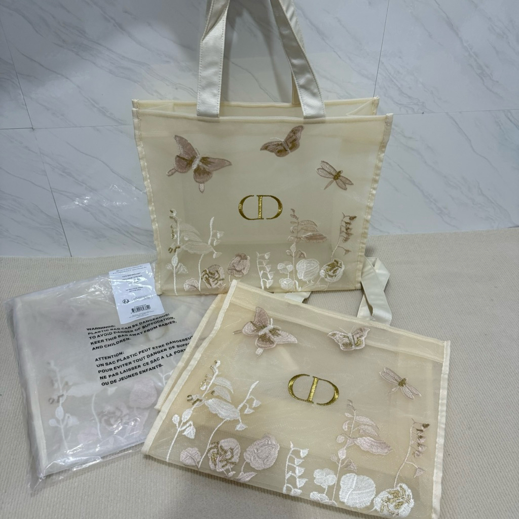 New กระเป๋าเครื่องสำอางค์ vvip  gift ตาข่ายปักผีเสือน้องใหม่