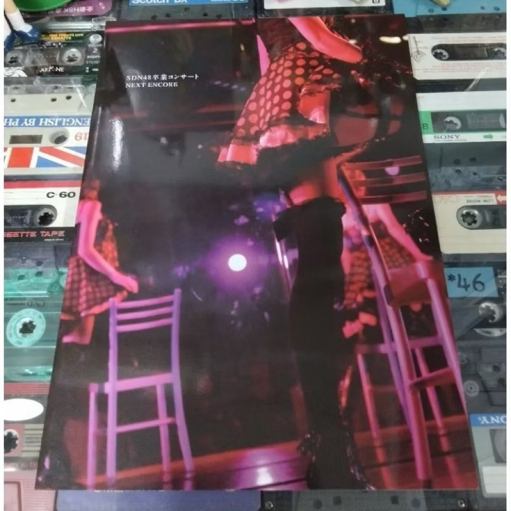 หนังสือญี่ปุ่นมือสอง sdn48 เป็นภาษาญี่ปุ่น สภาพดีเดิมๆ อัดแน่นด้วยภาพและข้อมูลของวง ภาพสีสวยงามทั้งเ