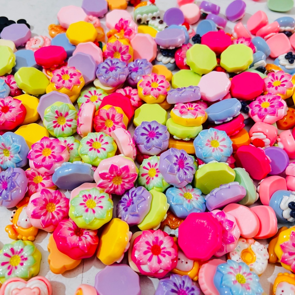 มาแล้วตัวติดรองเท้า กระเป๋า คละสี คละลาย  แพค 6ชิ้น การ์ตูนตามเทศกาล น่ารักทุกแบบ อินเทรนด์