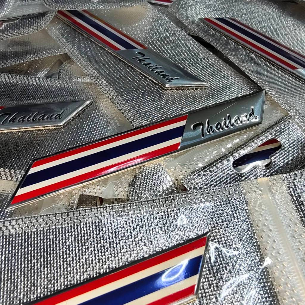 ส่งจากไทย โลโก้ สติ๊กเกอร์ ธงชาติไทย วัสดุ เพลทอลูมิเนียม ขนาด 10x1.5cm บรรจุ1อัน ไทยนี้รักสงบแต่ถึงรบไม่ขลาด