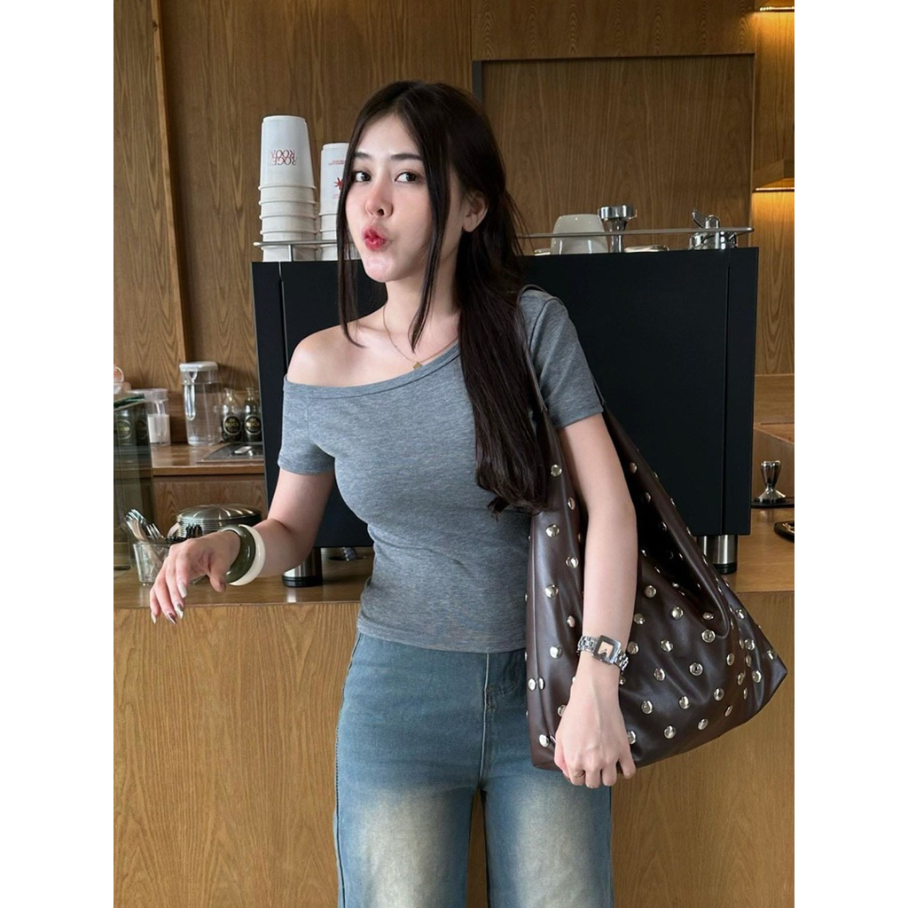 เสื้อปาดไหล่แขนสั้น ทรงรัดรูป