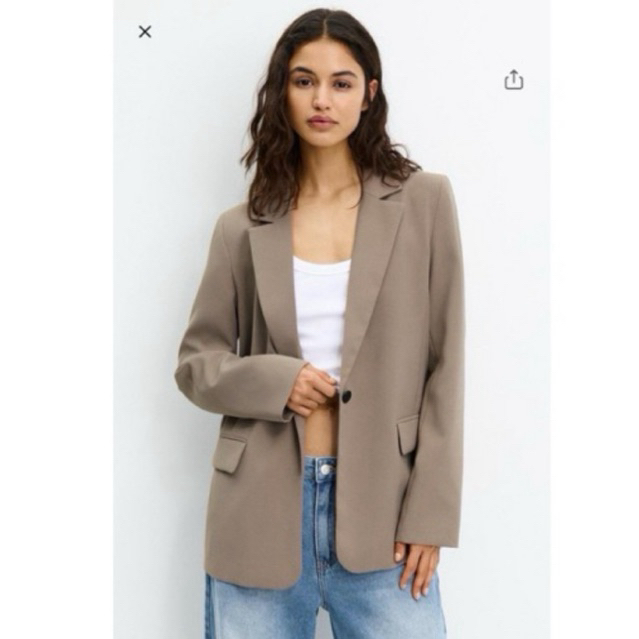 PULL&BEAR Basic Blazer เสื้อคลุมสูทเบเซอร์ รุ่นนี้สวยมากค่ะ เนื้อผ้าดีมาก ไม่หนาไม่บาง เนื้อผ้าดี มีซับ เสริมไหล่