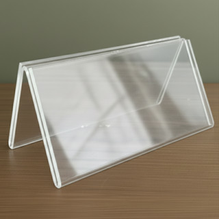 ป้ายอะคริลิคตั้งโต๊ะ ทรง V โชว์ 2 หน้า ขนาด 21.5x8 หนา2มิล