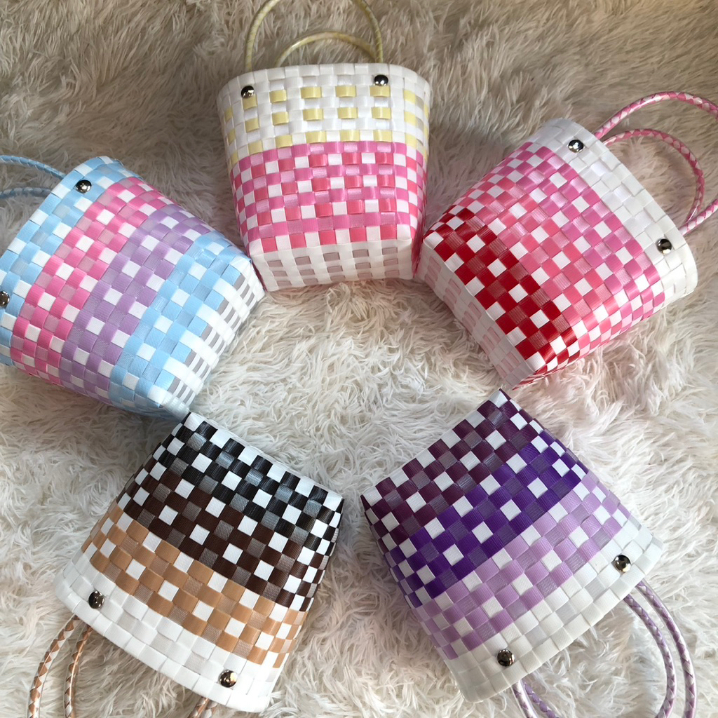 กระเป๋าสานพลาสติกจิ๋ว สีสันสดใส(ก10ย16ส17cm)