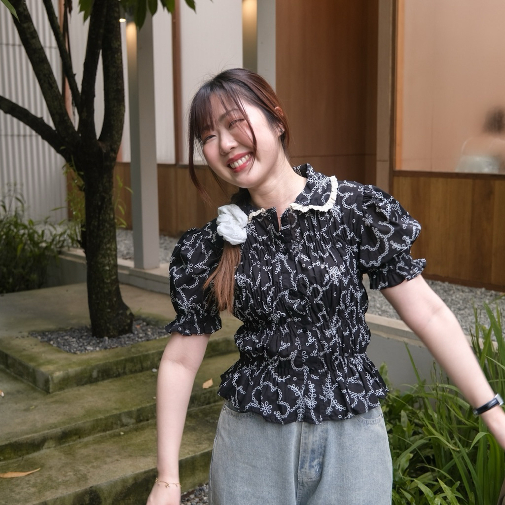 Daisy top🌼Chakiya.store❣️เสื้อเชิ้ตคอบัว ผ้าฉลุลายดอกไม้ สม็อคช่วงตัว🖤🍫 - รูปที่ 3