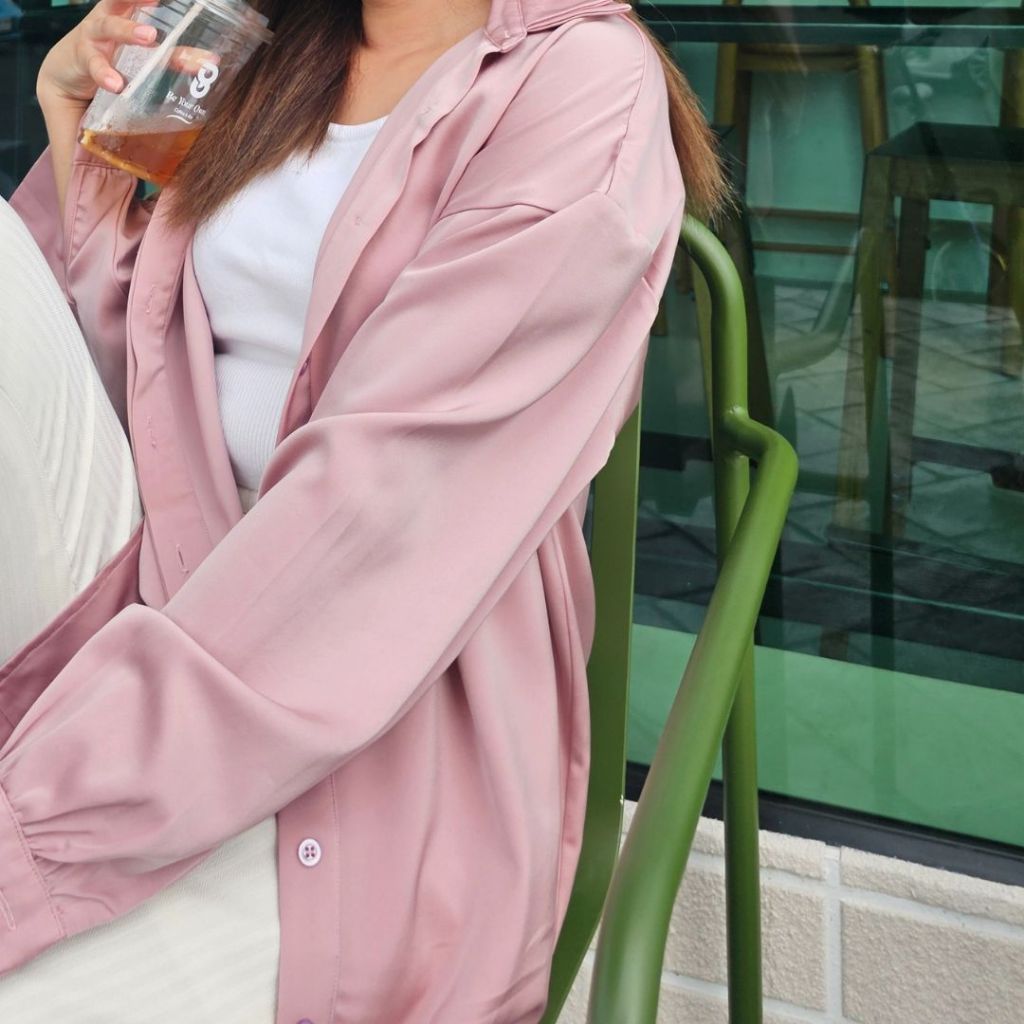 VIBE Poshie Oversized shirt เสื้อเชิตแขนยาวผ้าซาติน ทรงโอเวอร์ไซส์ ฺ(Free size) Pink ผ้าทิ้งตัว คุณภ