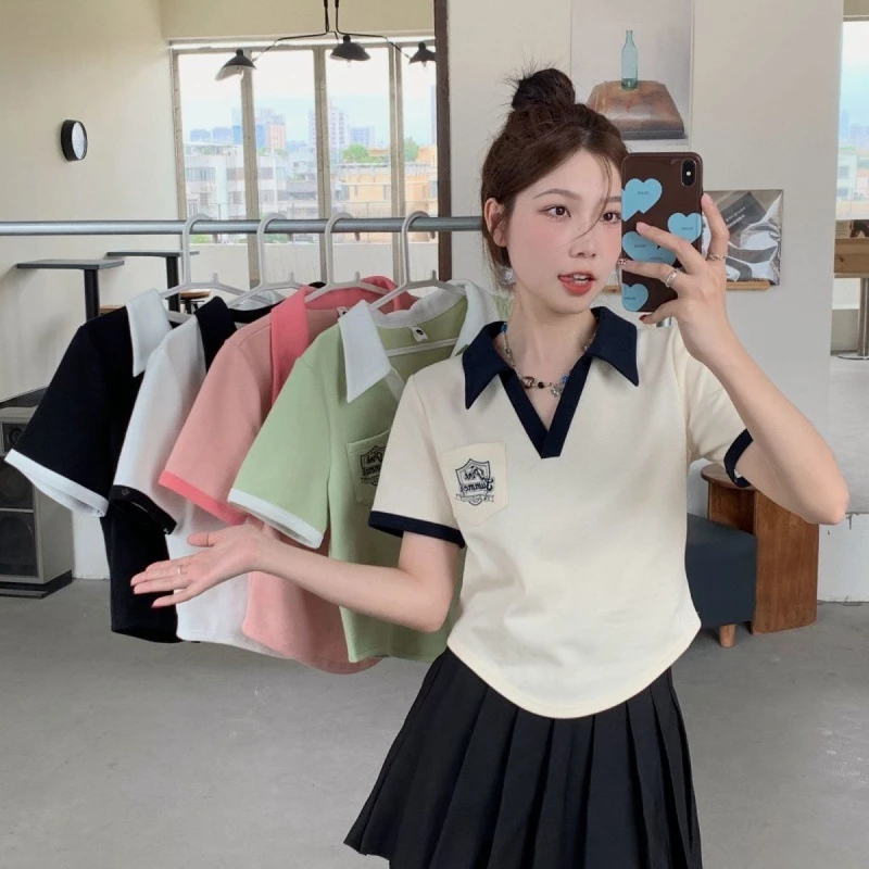เสื้อยืดแขนสั้นสไตล์เกาหลี เสื้อโปโลผู้หญิง คอวี ทรงหลวม สีตัดกัน ไม่สมมาตร ผ้าใส่สบาย
