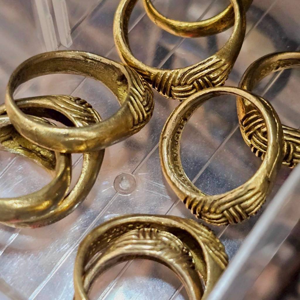 แหวนพิรอดทองเหลือง ผู้ใดมีไว้บูชาจะรอดพ้นจากเหตุการณ์ไม่ดีทุกอย่าง - รูปที่ 2