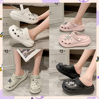 Amazy รองเท้าแตะหัวโต สวมใส่สบายพื้นหนานุ่มล้ำ ดีไซน์โฮลคัททันสมัย ตกแต่งด้วยจี้หมีสุดน่ารักและสายโซ่เพชรแวววาว