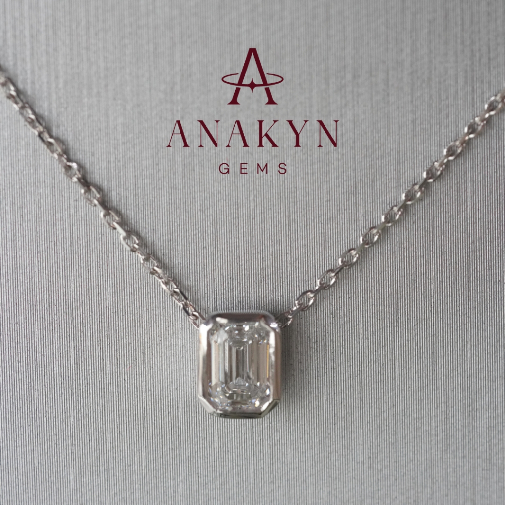 ANAKYN GEMS | สร้อยคอพร้อมจี้เพชร Emerald Cut 1.01ct D VV2 ตัวเรือนทองขาว 9K