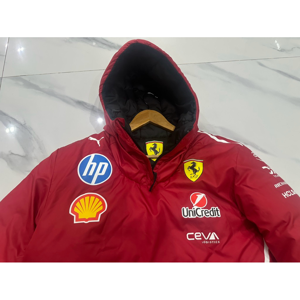 แจ๊คเก็ตกันหนาวขนเป็ด ใส่ได้ 2 ด้าน Puma Scuderia Ferrari F1 2025 Team reversible jacket  Size M