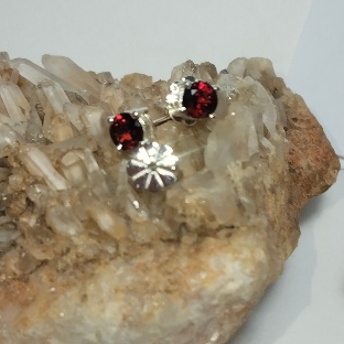 T64ต่างหูเงินแท้พลอยโกเมนแท้พร้อมส่ง