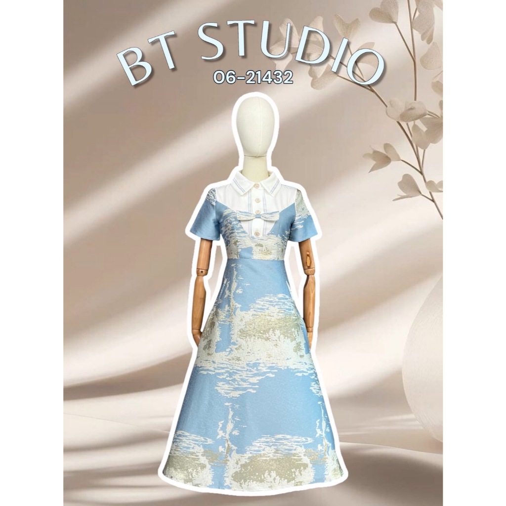 BT 06-21432 เดรสยาวแขนสั้นดีเทลคอปกแต่งแทบสกรีนลาย งานผ้าทอลายพิเศษ มาพร้อมติดโบตรงกลาง มีซิปหลัง