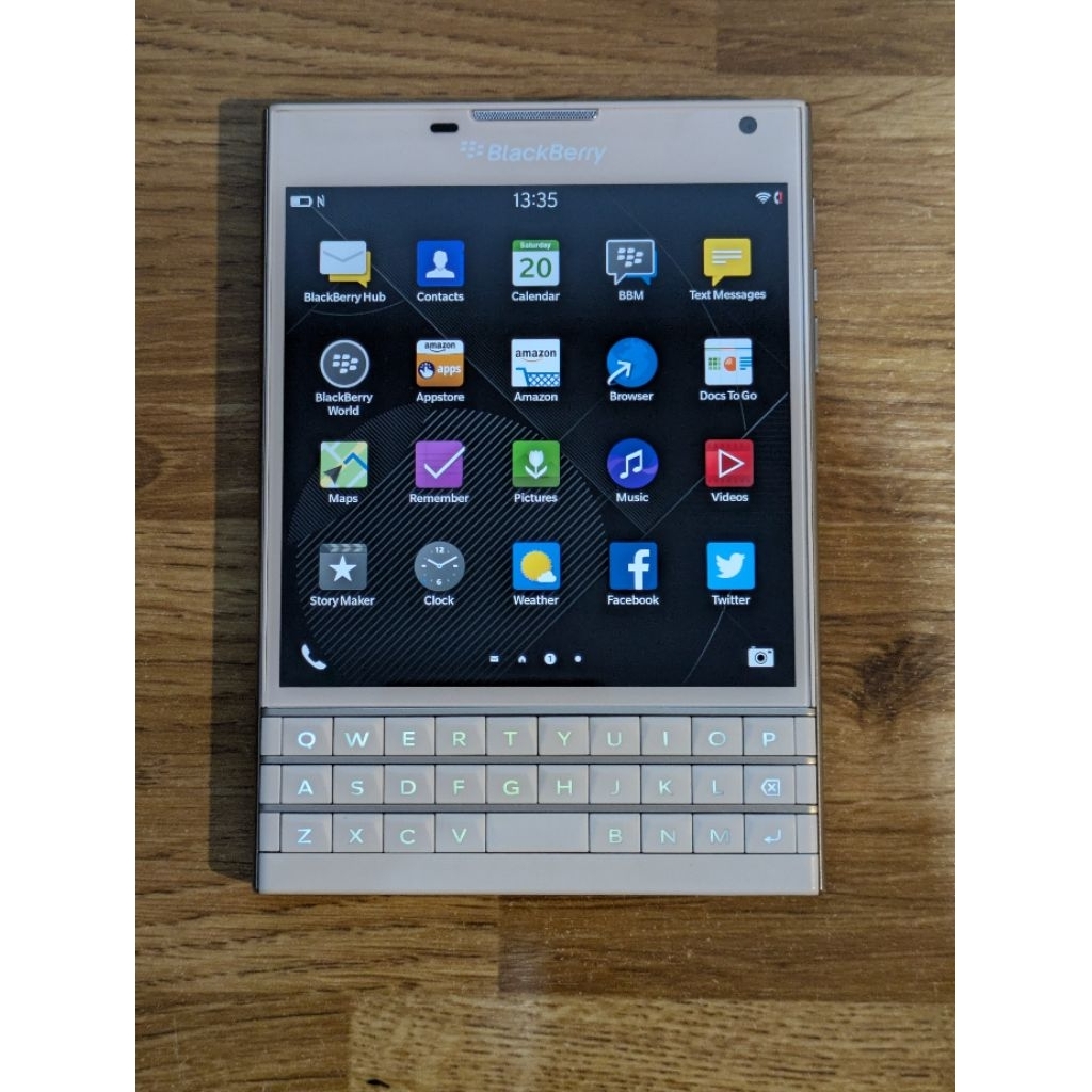Blackberry Passport สีขาว คลาสสิค สวยกริ๊ปๆ