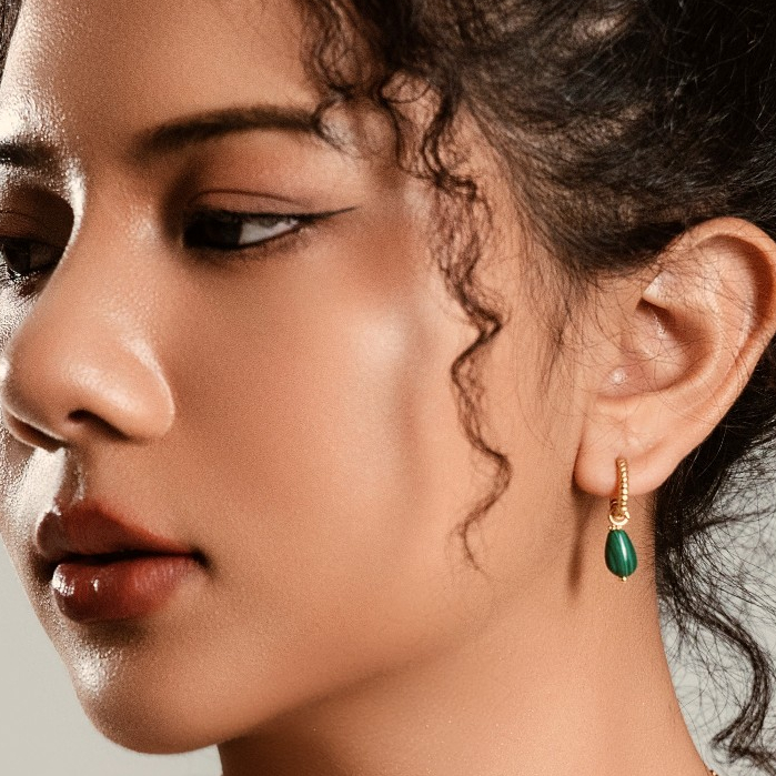 Vachana - Teardrop Malachite Twisted Huggie Hoop Earrings (ต่างหูหยดน้ำหินมาลาไคต์แท้)