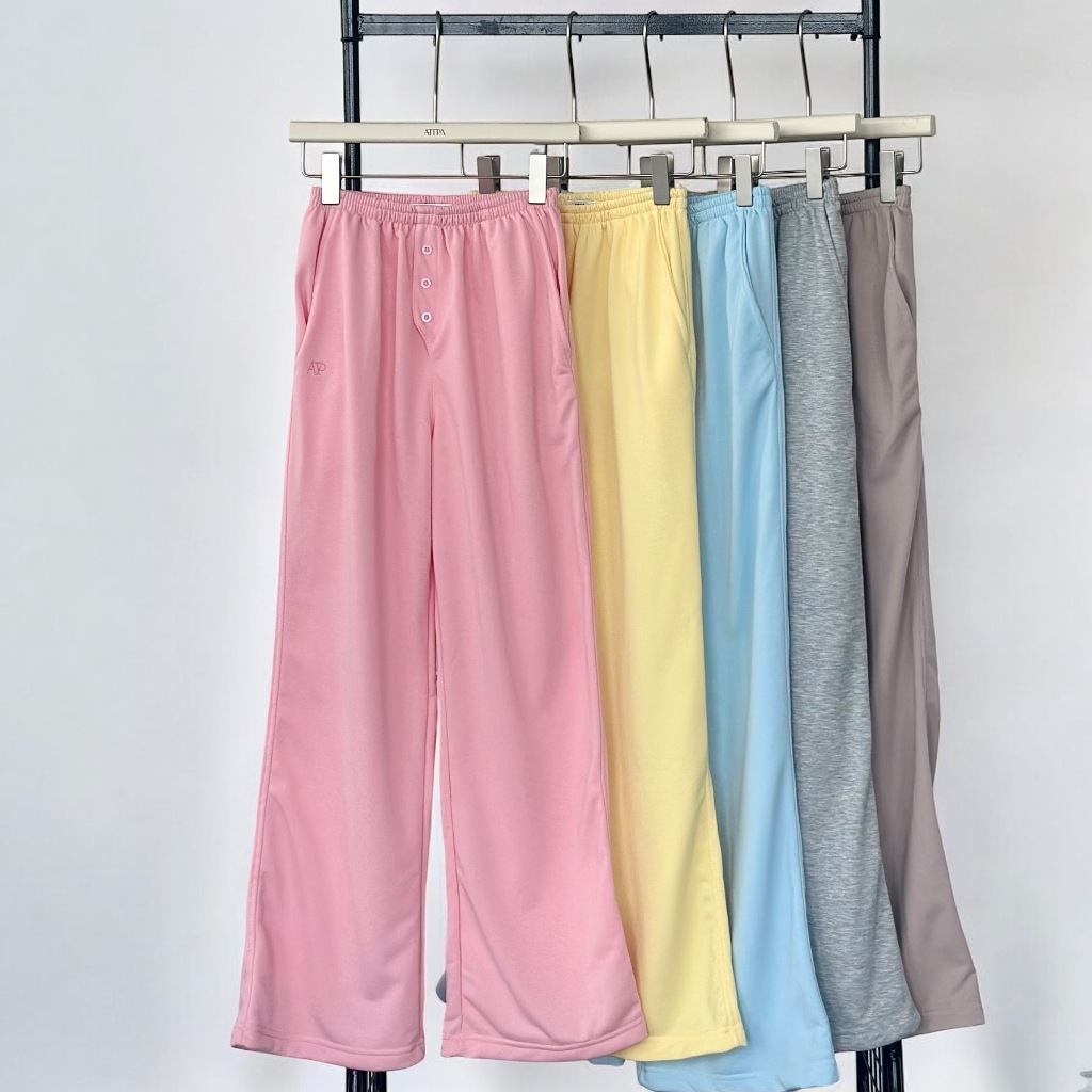 Atipashop - COZY WARM PANTS กางเกงวอร์ม ขายาว ดีเทลกระดุมหน้า 3 เม็ด ใส่สบาย ดีเทลปักโลโก้