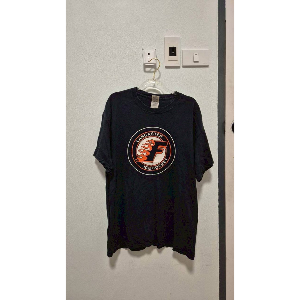 เสื้อยืดคอกลม สีดำ ลาย Ice Hockey