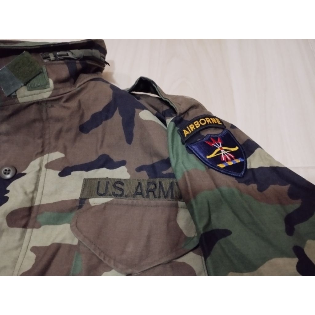 เสื้อทหาร  M65 Field Jacket ลาย woodland ( รหัส CC002 ) AIRBORNE ขนาด Large Long  สภาพใหม่มาก แทบไม่