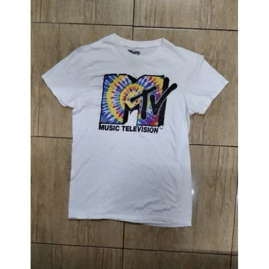 เสื้อยืดมือสอง ลาย M TV สี ขาว ไซส์ S สภาพดี รอบอก 36นิ้ว / ความยาว 26นิ้ว สินค้าจากกระสอบอเมริกา