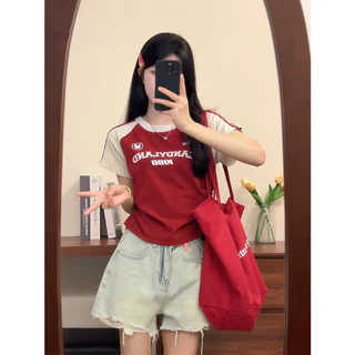 cherryshop พร้อมส่ง เสื้อยืดแขนสั้นแฟชั่นวินเทจสำหรับผู้หญิง ดีไซน์จีบด้านข้าง ลายตัวอักษร แผงสั้น หวานและน่ารัก