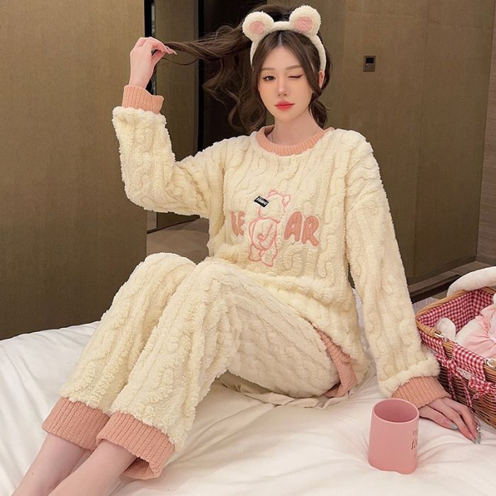 🔥(ราคาถูกที่สุด)ชุดนอนฤดูหนาว，ชุดนอนกํามะหยี่ปะการังอุ่น ๆ，ลายการ์ตูนน่ารัก，ชุด 2 ชิ้น， ขายาว+เสื้อ