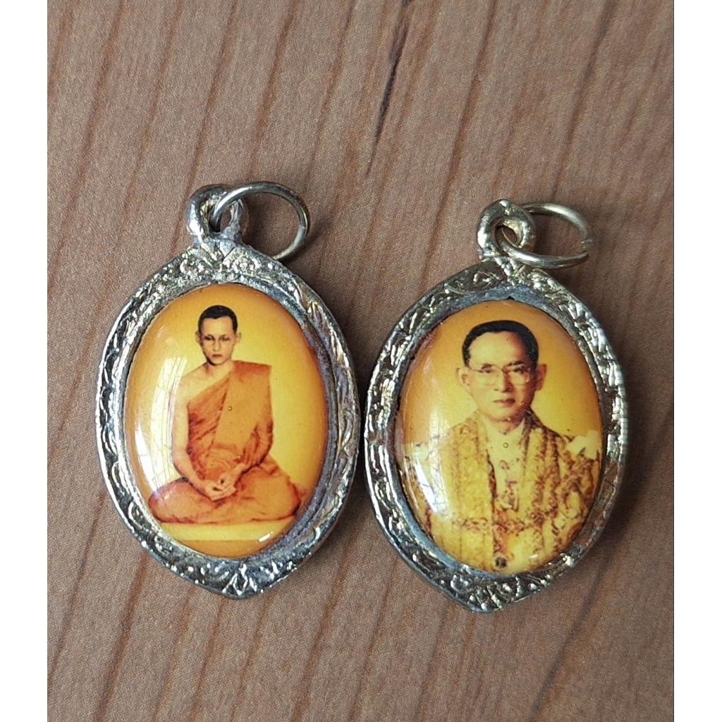 จี้ล็อกเก็ตสองหน้า ชุด 2 อัน ในหลวงรัชกาลที่ 9 ทรงผนวช เหมาะสำหรับเป็นของกำนัล ของที่ระลึก ของสมนาคุณ ขนาด 2×3 ซ.ม.
