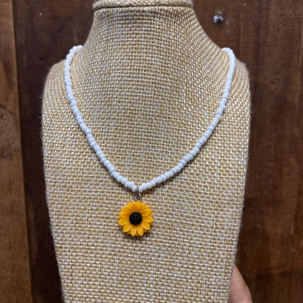 🌻✨ สร้อยลูกปัดแฮนด์เมดสุดน่ารัก! ✨🌻 ตกแต่งด้วยจี้ดอกทานตะวันเพิ่มความสดใส จะใส่เที่ยวหรือให้เป็นของขวัญก็น่ารักสุดๆ 💛
