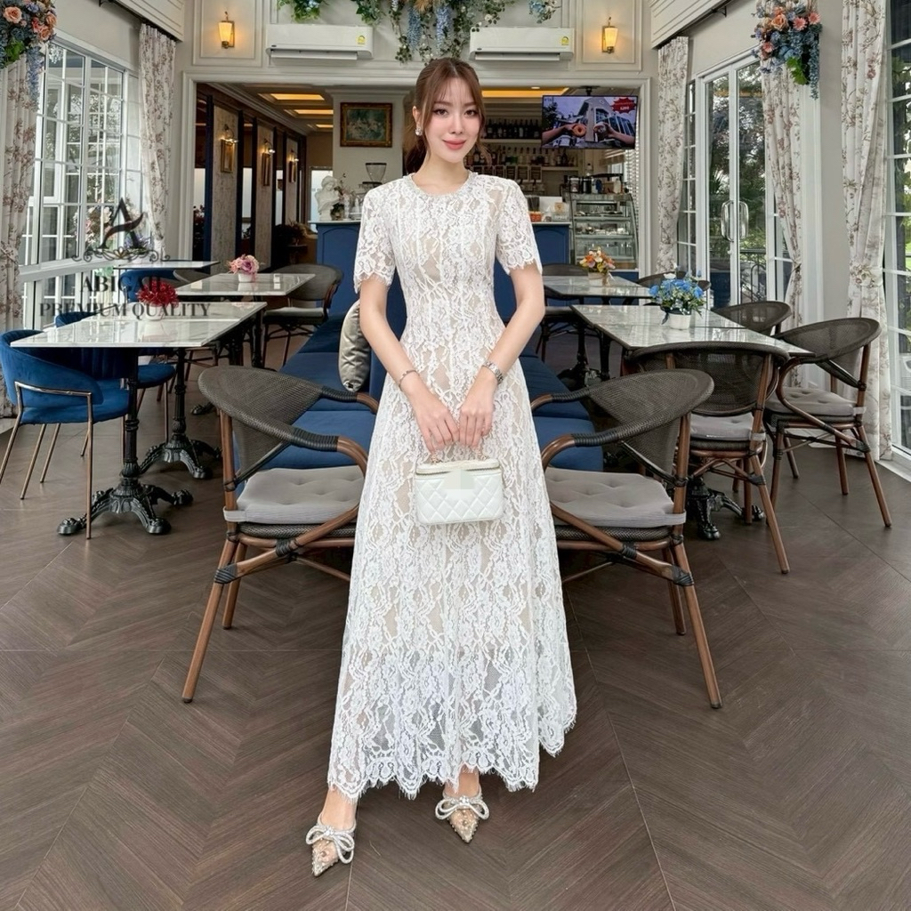 เดรสลูกไม้สีขาว ทรงยาวแขนสั้น คอแต่งเพชร เข้ารูปช่วงเอว เนื้อผ้านุ่มไม่คัน ซับในแนบเนื้อสีครีม #abi