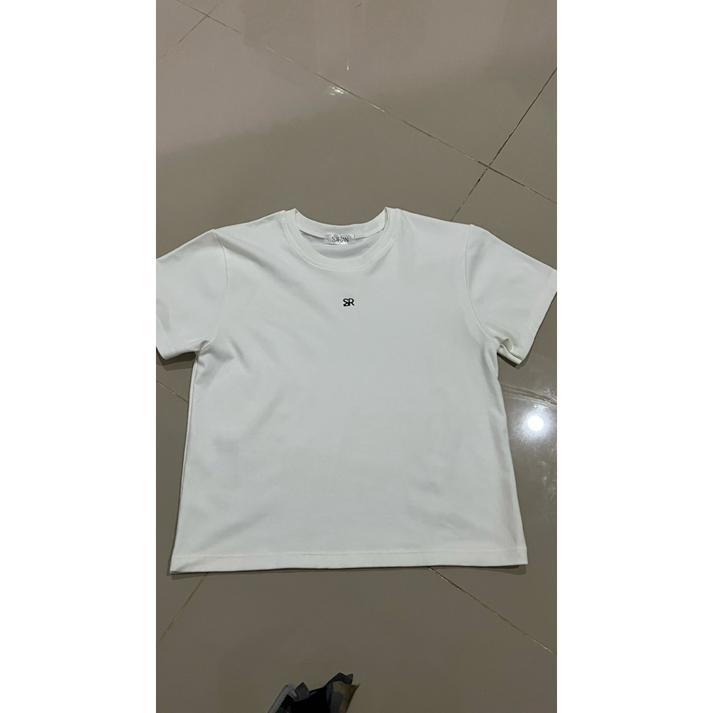SARAN เสื้อยืดTshirt ผ้ายูนิ ทรงเบสิค คอกลม มือสองเทียบ1 ยังไม่ผ่านการใช้งาน