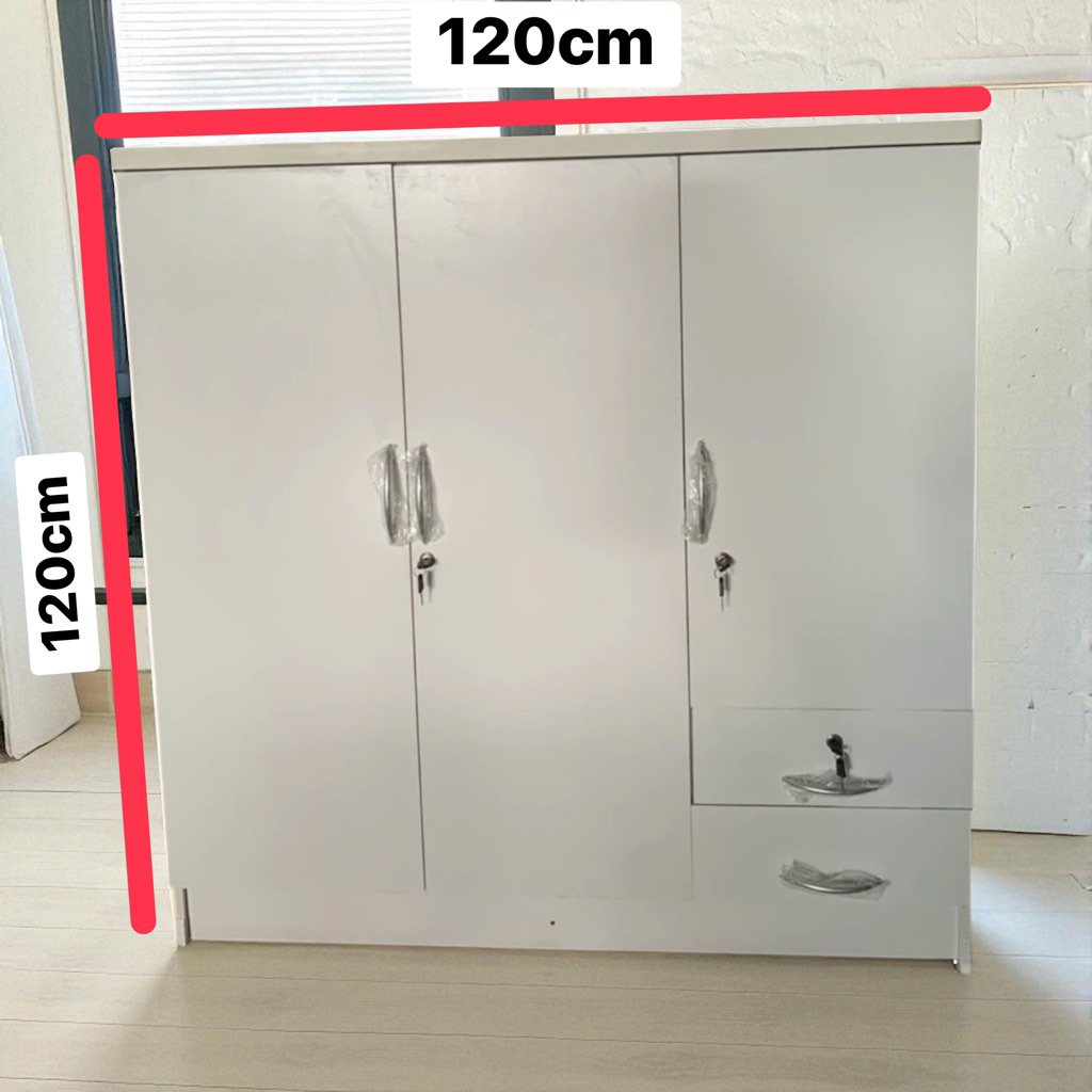 ตู้ เสื้อผ้า 3 ประตูเตี้ย มีราวแขวนและลิ้นชักพร้อมกุญแจ ตู้เสื้อผ้า