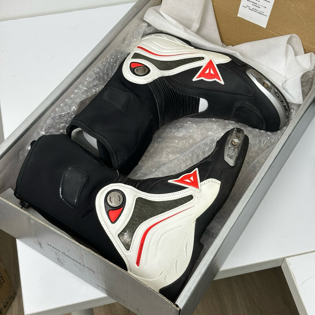 รองเท้า Dainese Axial D1 PRO Racing สีขาวแดง สภาพ 95% กล่องมี มีตำหนิตามการใช้งาน