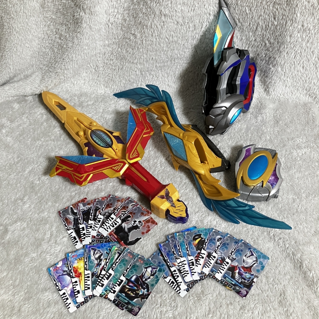 เซ็ตอุปกรณ์แปลงร่าง DX จาก Bandai Japan รุ่น Ultraman Decker (Ultra D Flasher และการ์ด Ultra Dimensi