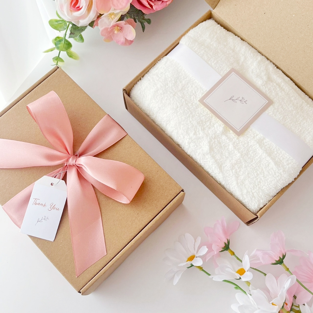 ชุดของรับไหว้ ผ้าเช็ดตัว กล่องคราฟท์ พร้อมโบว์และป้าย by Love in April