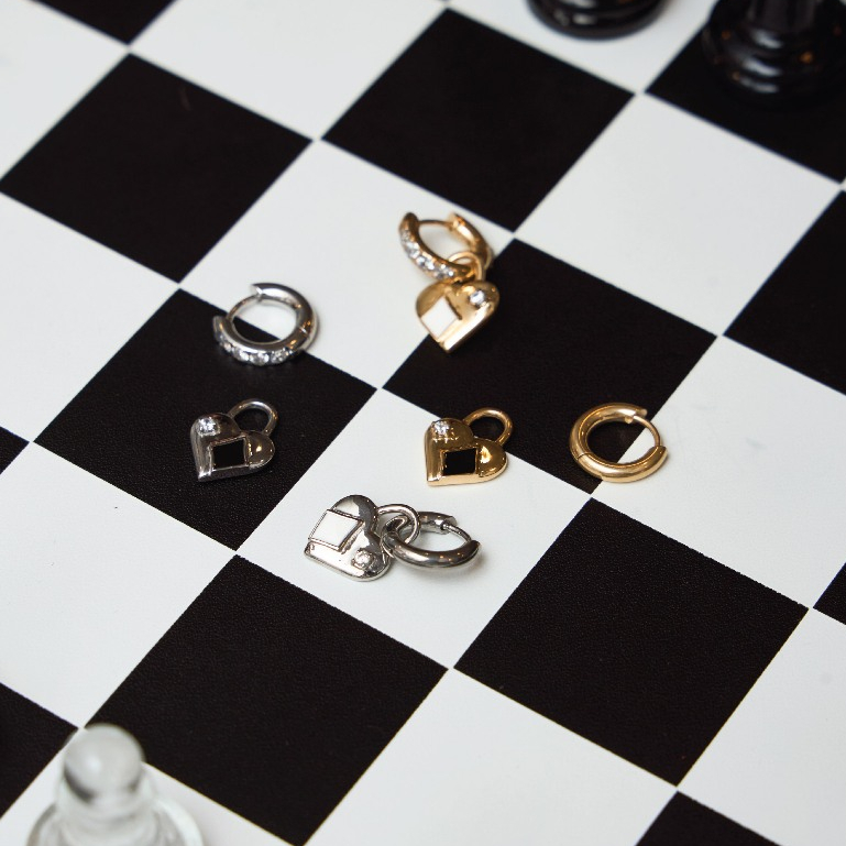 earika.earrings - diamond heartie hoop ต่างหูห่วงรูปไพ่ สีขาว และ ดำ วัสดุสแตนเลส (stainless steel) เหมาะสำหรับคนแพ้ง่าย