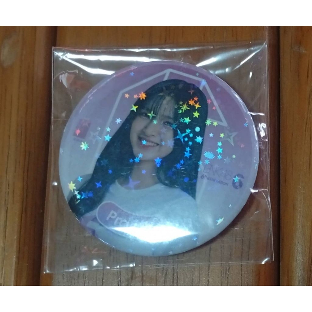 เข็มกลัด Debut Stage เฮโลแกรม รุ่น 6 แพรว bnk48 : PRAEW BNK48