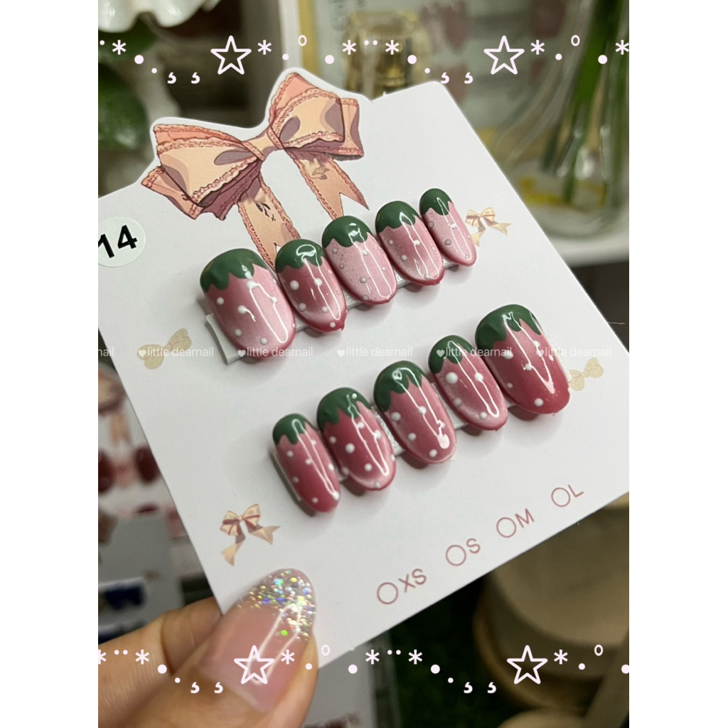 เล็บเจลพร้อมติดลายสตอเบอรี่2สี เลือกไซส์และทรงได้ แจ้งรายละเอียดในแชท