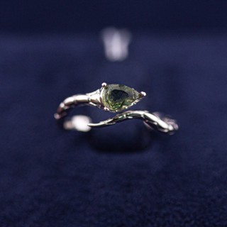 แหวนโมดาไวท์ (Moldavite)  ดีไซน์อิสระที่โอบรับ