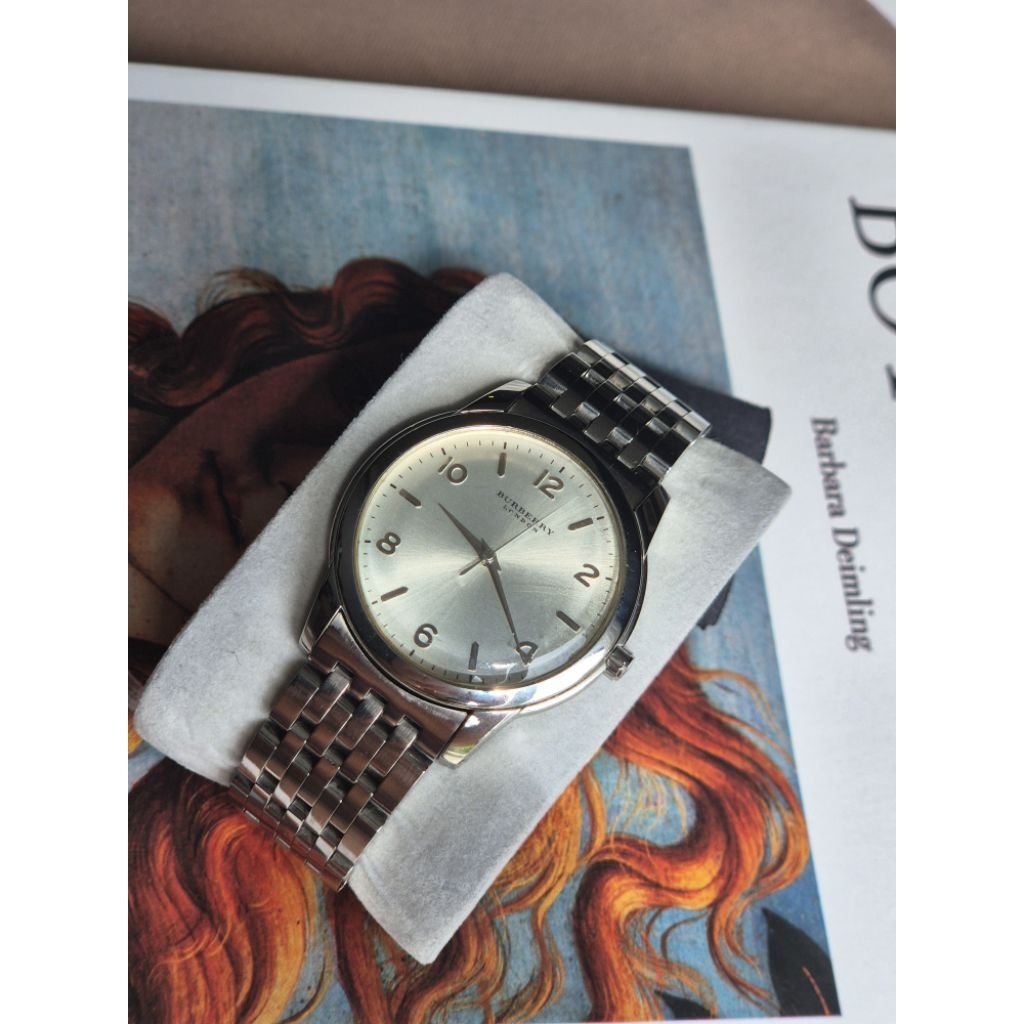 Burberry💯 แท้ นาฬิกามือสอง ขนาด 39 mm ตัวเรือนและสายสแตนดลส ระบบควอตซ์ สภาพดี