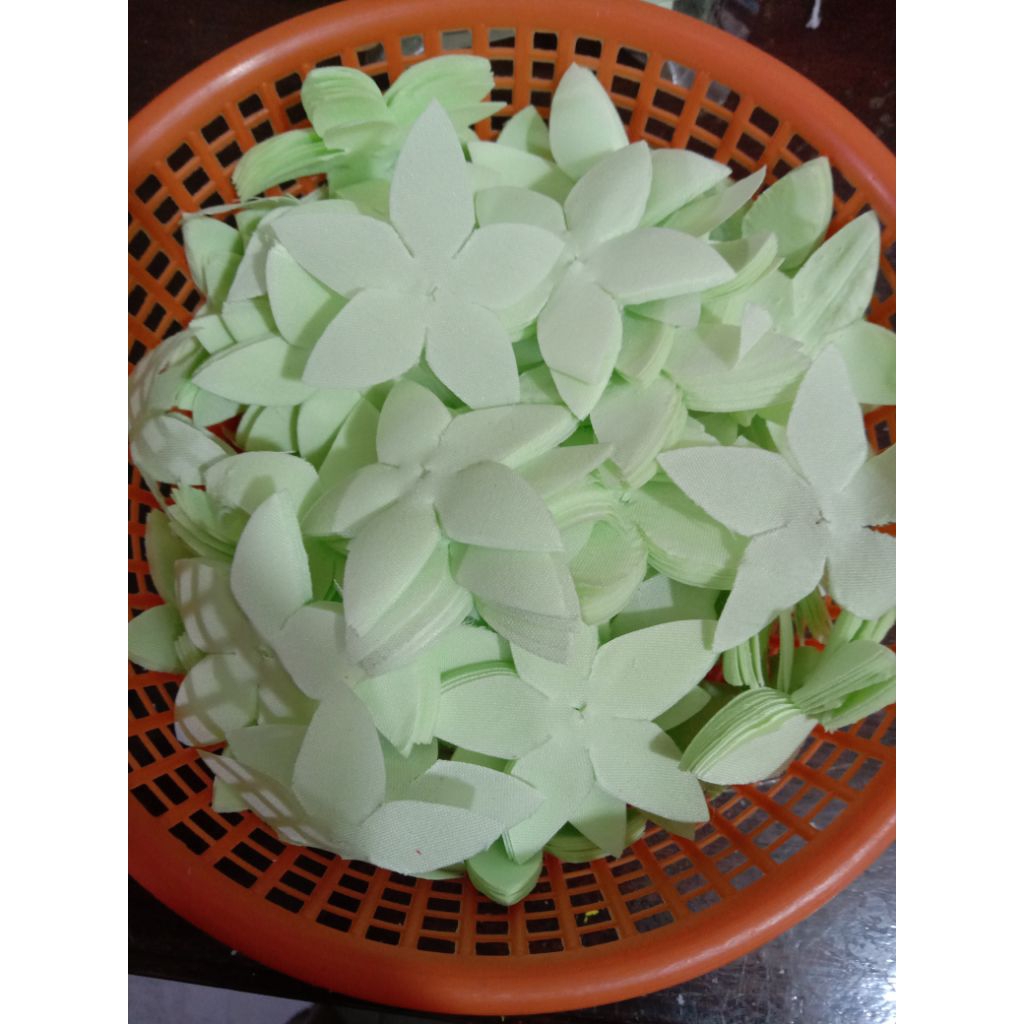 กลีบเลี้ยงใช้ร้อยดอกข่า งานผ้า1ห่อมี100กลีบ