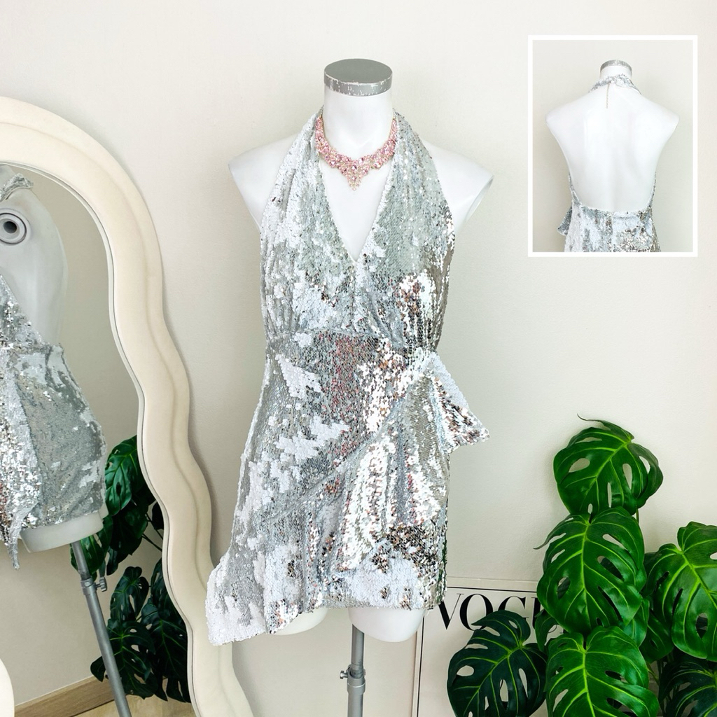 ไซด์ S แบรนด์ NBD แท้ 100%🌸เดรส โชว์หลัง ซีควินท์ คล้องคอ เซ็กซี่ งานเกล็ดวิบวับ สีเงิน/ขาว เดรสออกง