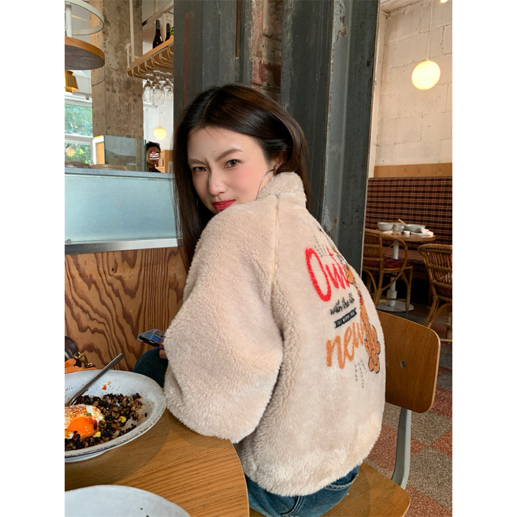 -PRE ORDER 15 DAYS ( ร้านตั้งเวลาจัดส่งเกินไว้ค่ะ )  - LUOLUO JUANJIE BRAND แจ็คเก็ตขนครีมสกรีนลายหลัง - รูปที่ 4